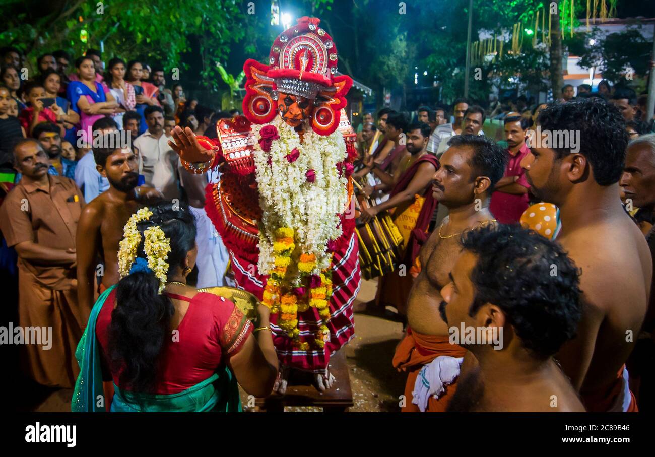 Nagakaali Theyyam | Ritual Art Form of Kerala, Thirra or Theyyam thira è una danza rituale eseguita in 'Kaavu' (boschetto)& templi del Kerala, India Foto Stock