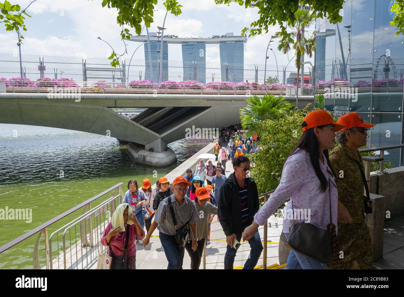 Turismo a Singapore, con Marina Bay Sands Hotel sullo sfondo Foto Stock