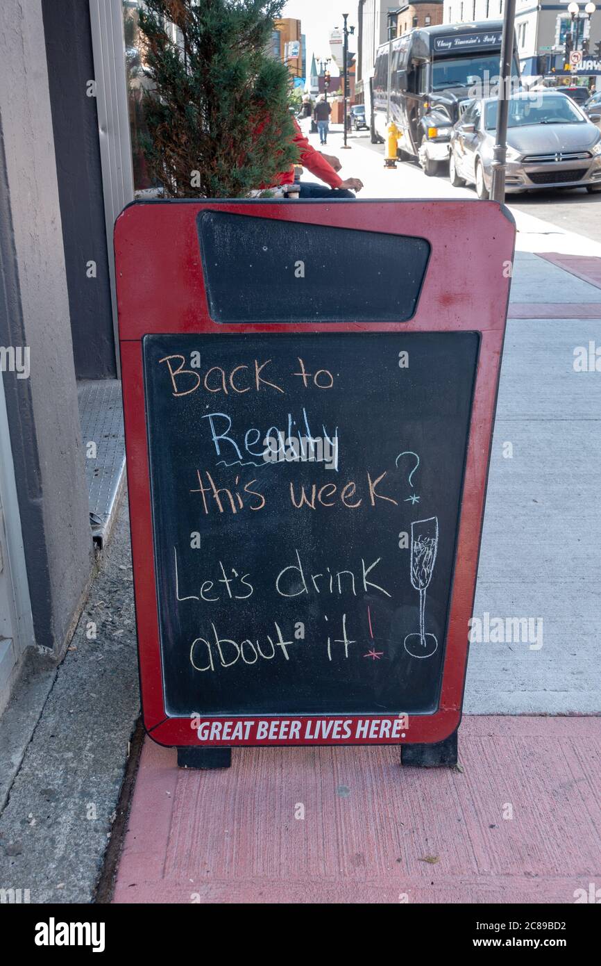 Un cartello pubblicitario per lavagna per UN Pub Bar Restaurant sul marciapiede esterno Foto Stock