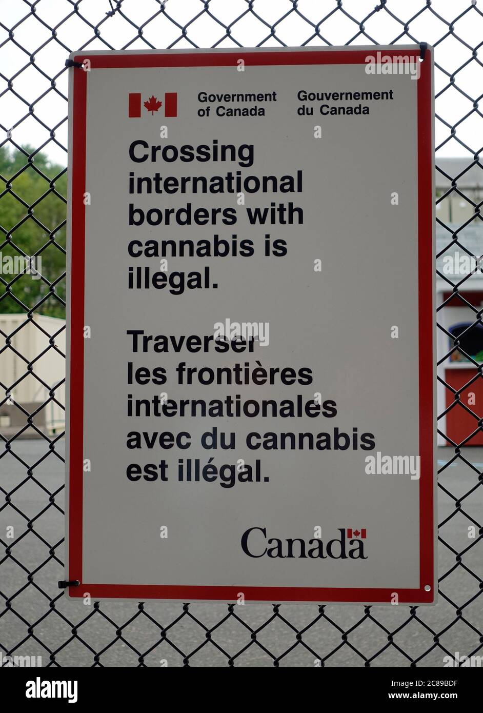 Governo canadese segno di avvertimento circa attraversare i confini internazionali con Cannabis è illegale Foto Stock