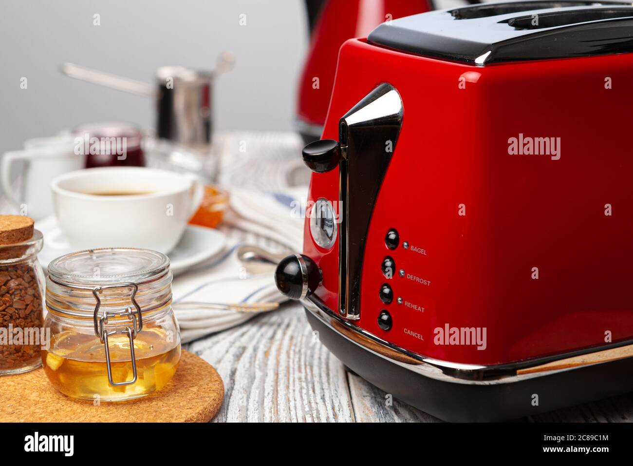 Primo piano di elettrodomestici rossi da cucina su tavolo da cucina Foto  stock - Alamy