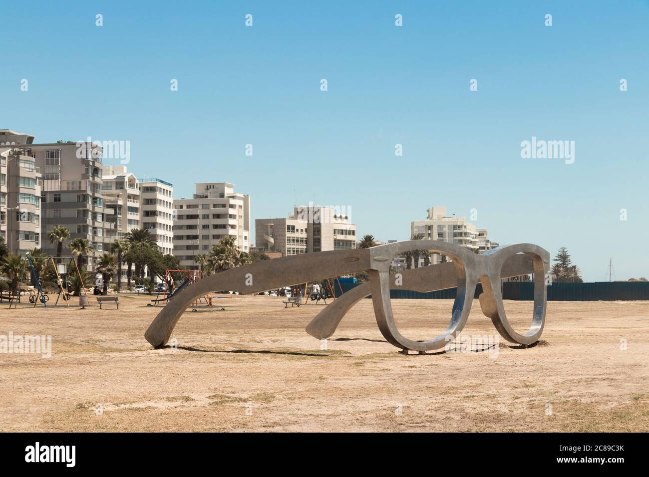 Enormi occhiali o occhiali da sole sulla passeggiata sulla spiaggia di Sea  Point a Città del Capo in Sud Africa Foto stock - Alamy