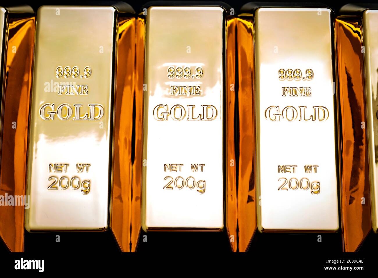 Riserva nazionale di oro, stabilità finanziaria e concetto di commercio di materie prime con molte barre d'oro solide pure in un grezzo su sfondo nero Foto Stock