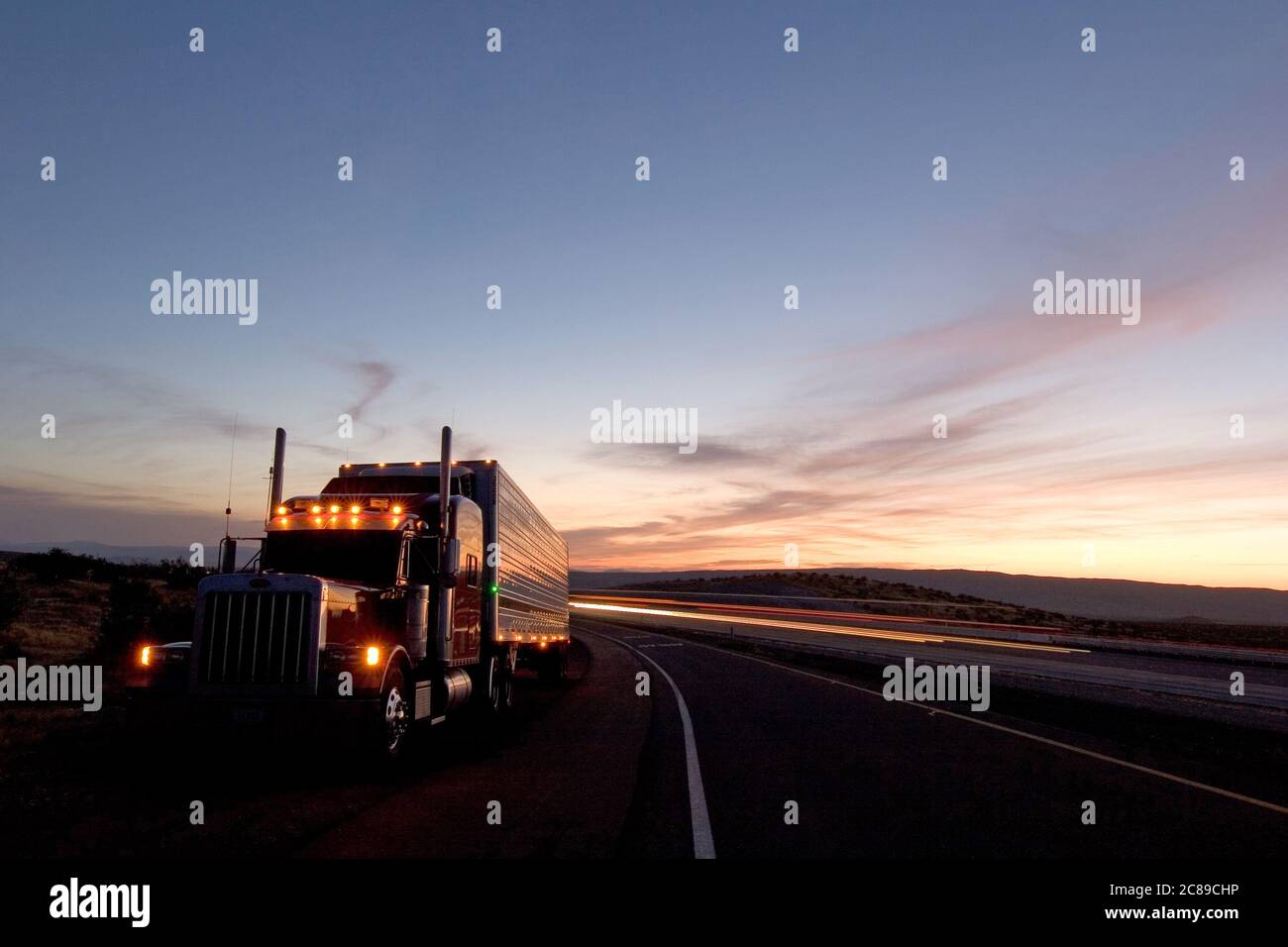 Il classico camion americano grande ha tirato fuori dall'Interstate 15 all'alba nel deserto di Mojave Foto Stock