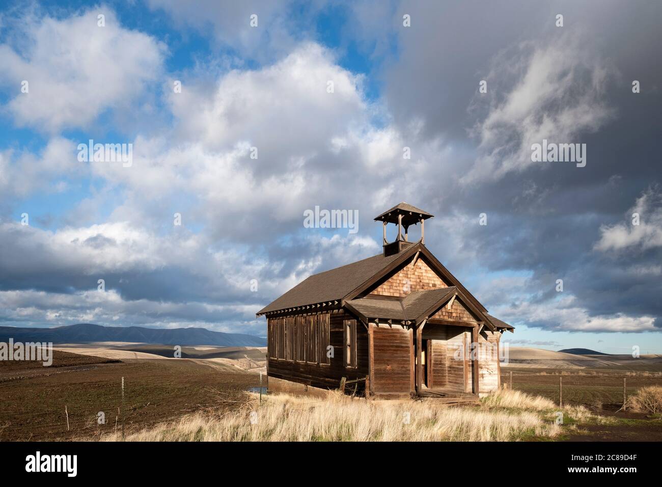 Abbandonata una scuola di stanza sulla prateria dell'Oregon centrale nella contea di Wasco Foto Stock