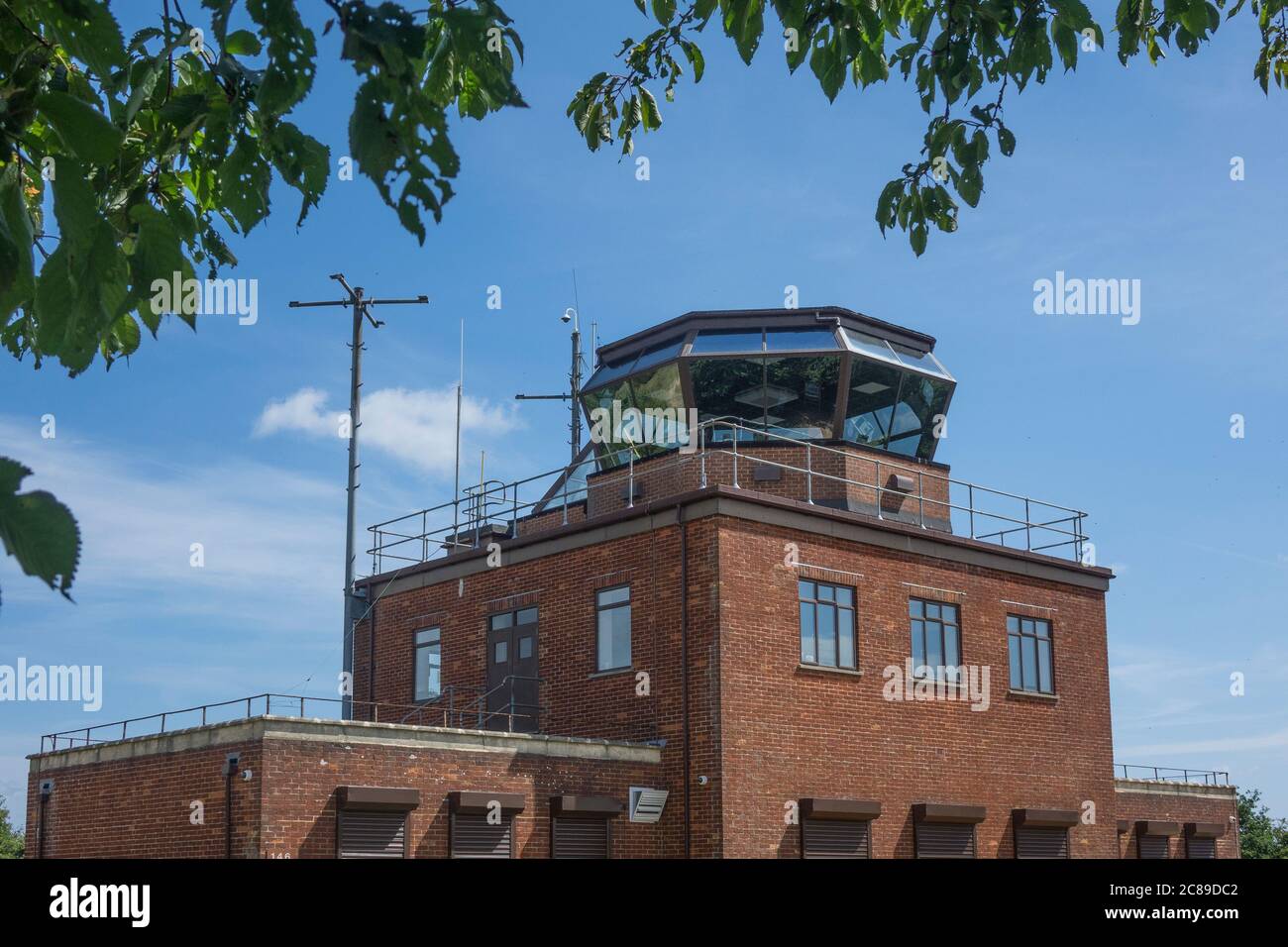 Inghilterra, Berkshire, Greenham base aerea comune vecchia, torre di controllo Foto Stock