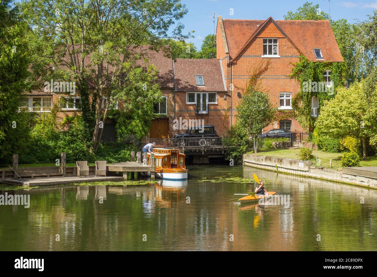 Inghilterra, Oxfordshire, Whitchurch, fiume Tamigi Inlet & villaggio Foto Stock