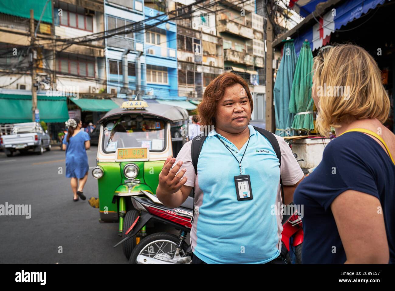 Guidato da una guida locale intorno a Chinatown, Bangkok Foto Stock