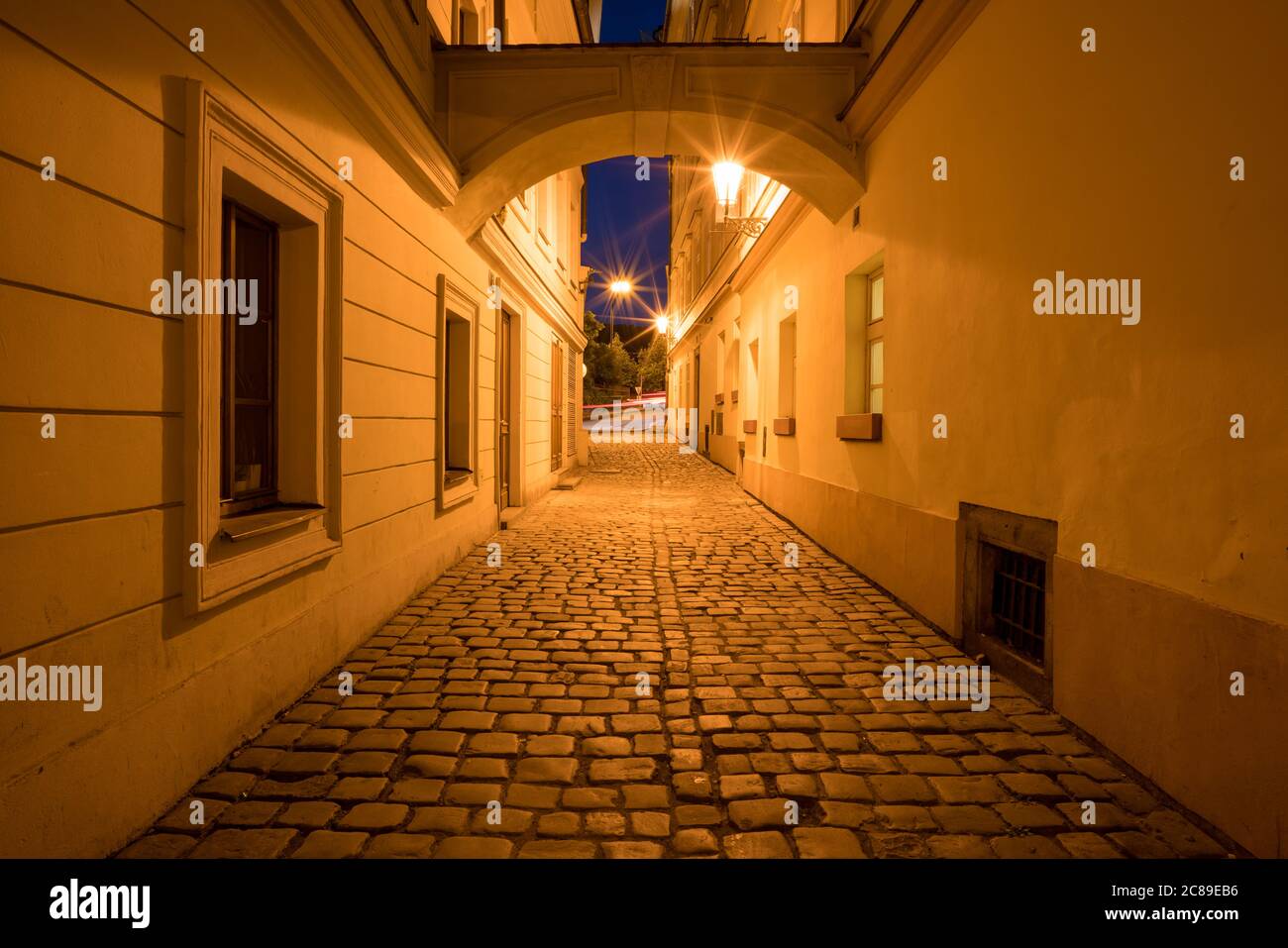 Strada notturna della vecchia Praga sotto la luce delle lanterne Foto Stock