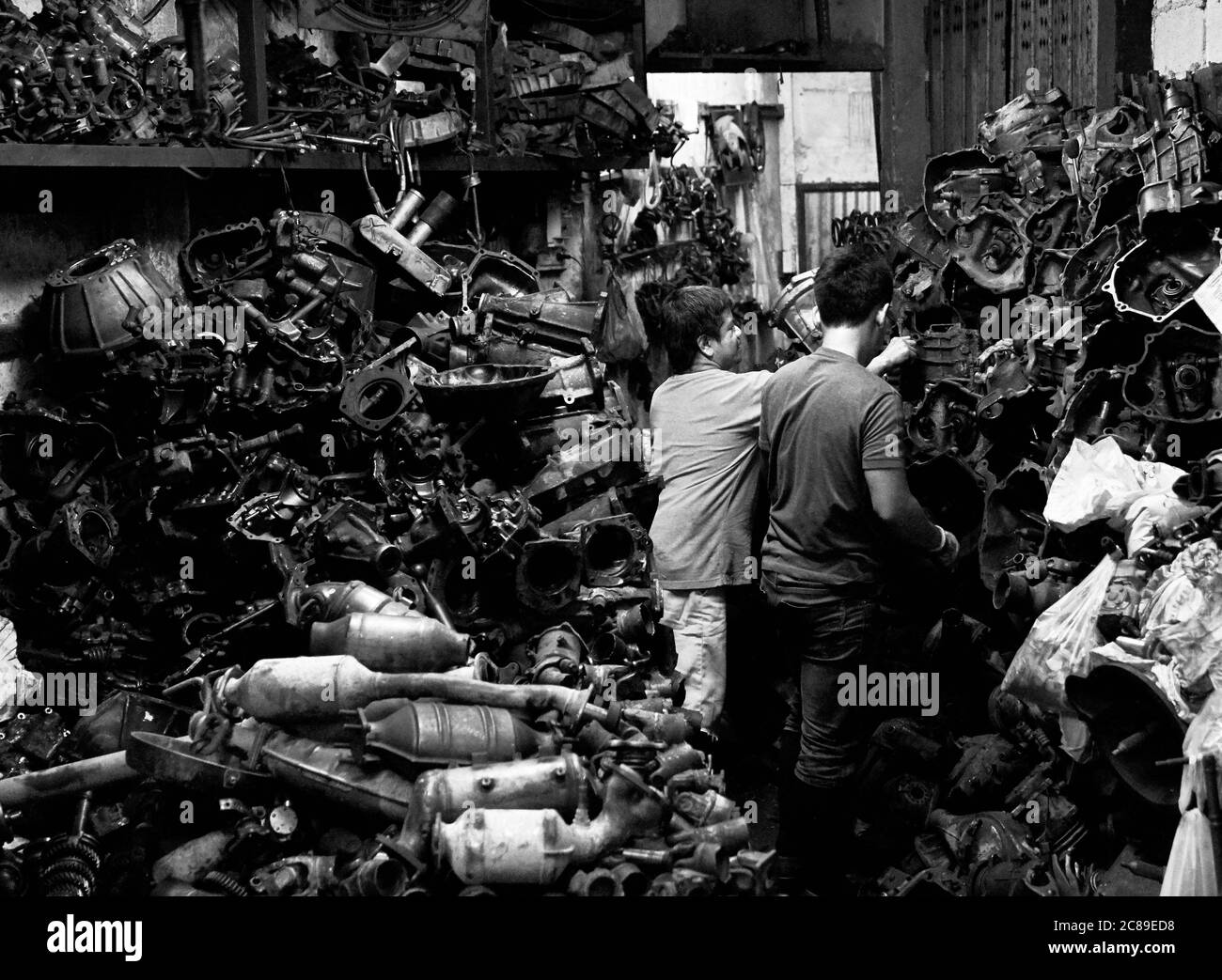 Un lavoratore di salvataggio a Chengkon che è una zona all'interno di Talad noi nel quartiere Chinatown di Bangkok. Foto Stock