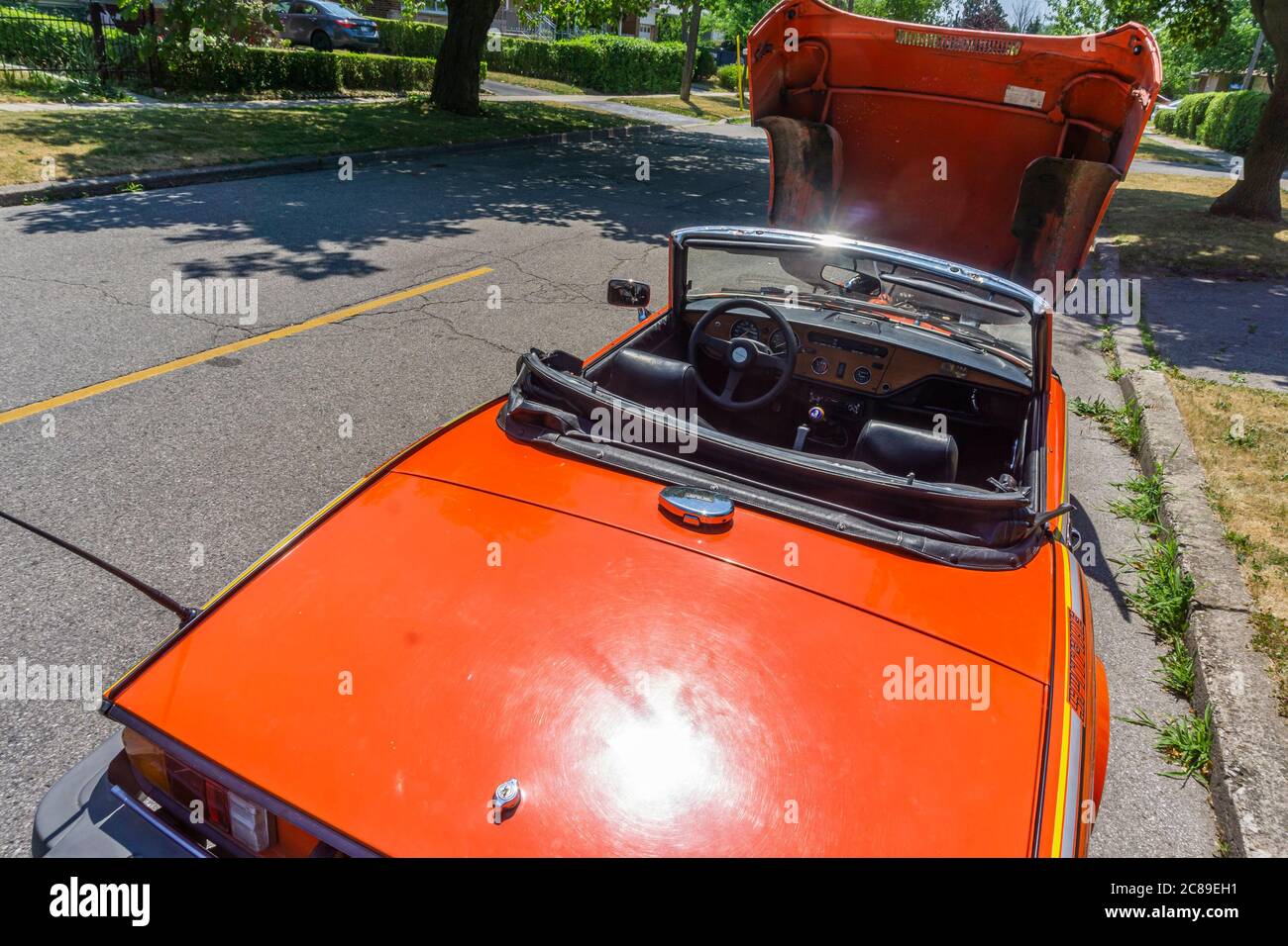 Triumph Spitfire convertibile auto sportiva vintage con cofano aperto su strada Foto Stock