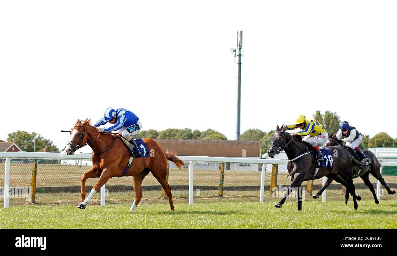 L'anglo Saxson guidato da Stevie Donohoe vince il Sky Sports Racing Sky 415 Maiden handicap presso l'ippodromo di Great Yarmouth. Foto Stock