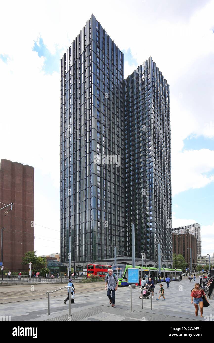 100A George Street, nuova torre residenziale a 44 piani di fronte alla stazione di East Croydon, Londra, Regno Unito. La torre più alta del mondo costruita utilizzando una struttura modulare. Foto Stock