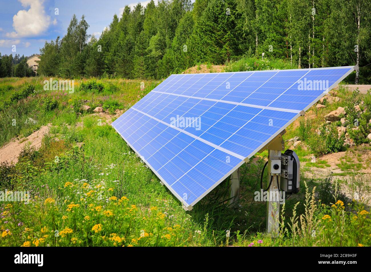 Uno dei pannelli solari in un campo solare rurale per generare e fornire elettricità per una fattoria. Foto Stock