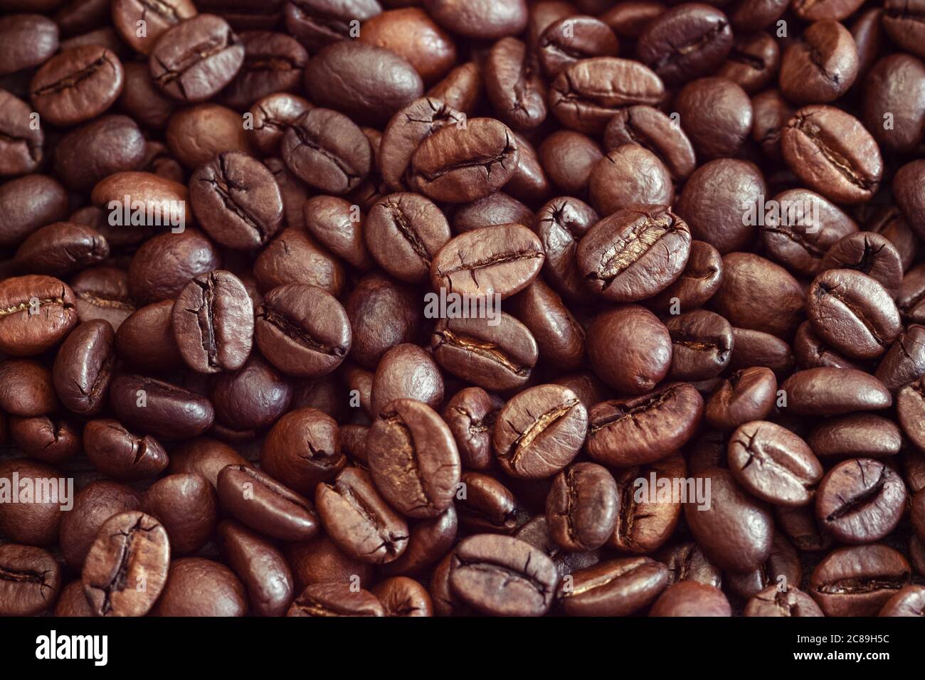 caffè arabica, fagioli, sfondo marrone Foto Stock