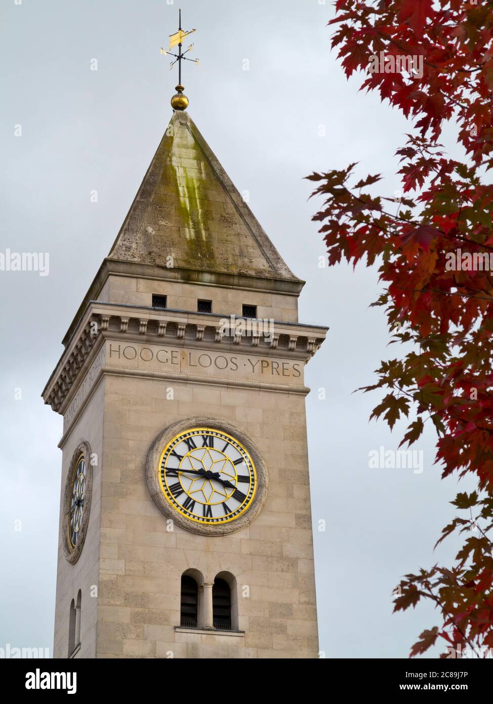 L'orologio sul Nicholson War Memorial a Leek Staffordshire Inghilterra Regno Unito costruito nel 1925 per commemorare i morti della prima guerra mondiale. Foto Stock