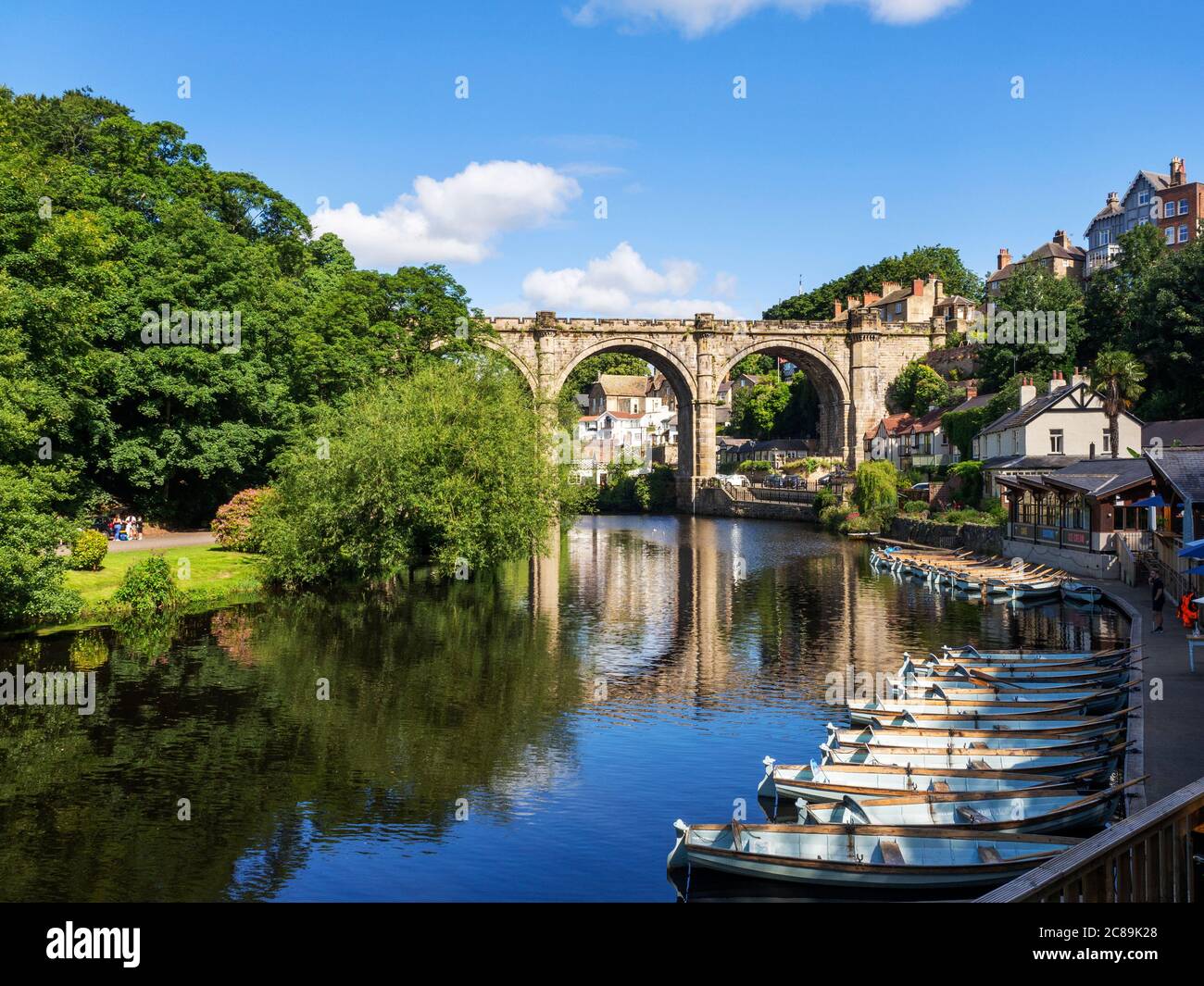 Barche a remi sotto il viadotto ferroviario che attraversa la valle del fiume Nidd a Knaresborough North Yorkshire Inghilterra Foto Stock