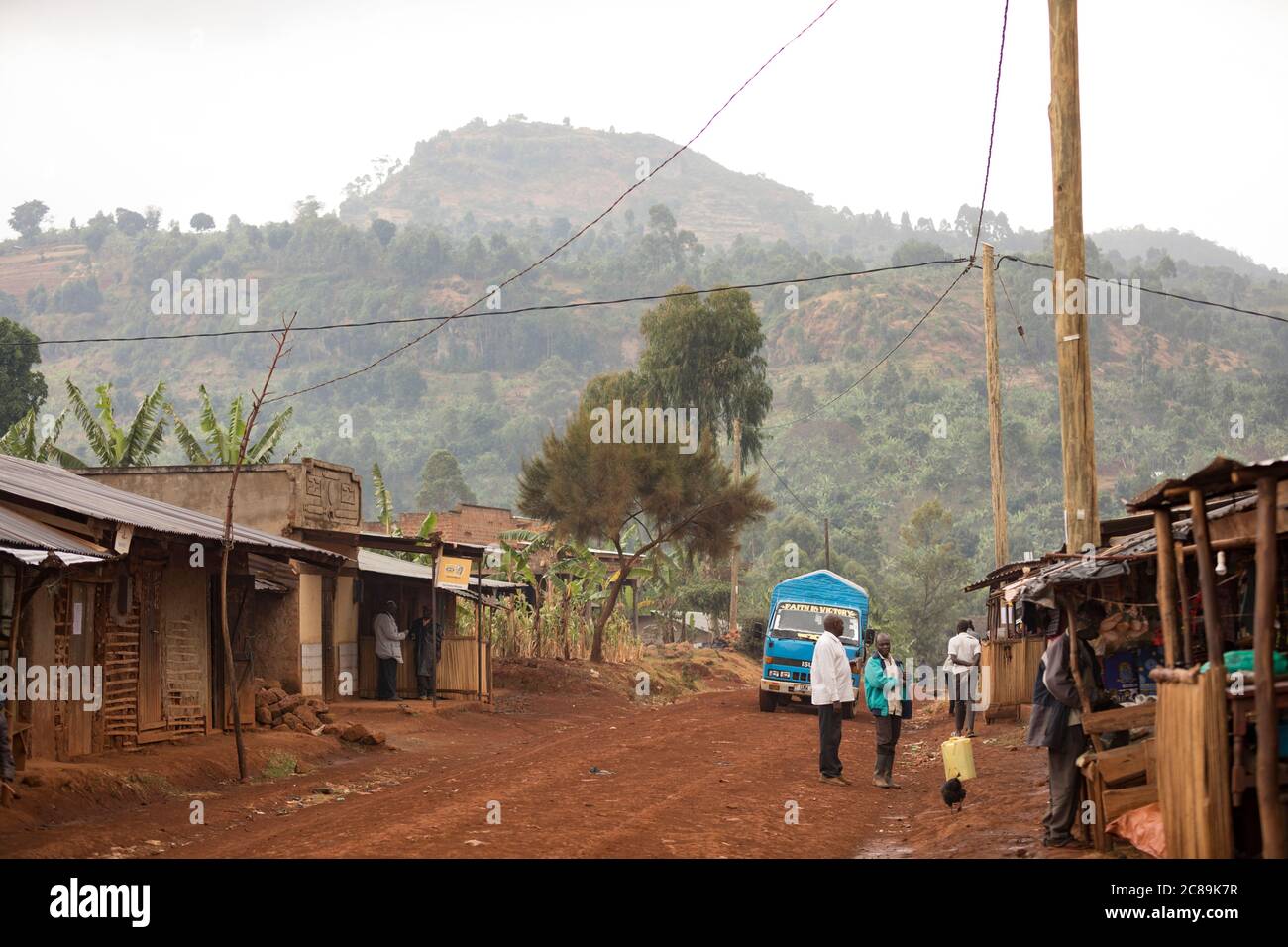 Splendido scenario drammatico di comunità agricole ai piedi del Monte Elgon, nell'Uganda orientale. Foto Stock