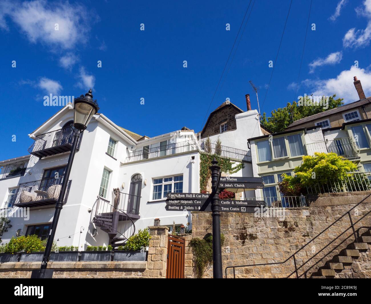 Case lungo Waterside a Knaresborough North Yorkshire Inghilterra Foto Stock