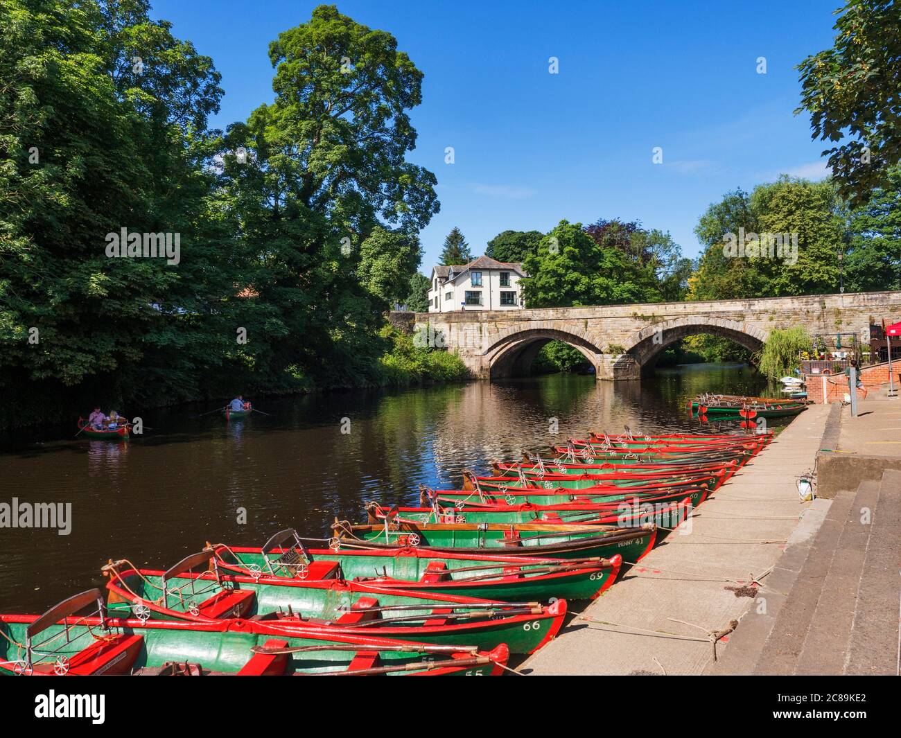 Barche a remi sul fiume Nidd ad High Bridge a Knaresborough, North Yorkshire, Inghilterra Foto Stock