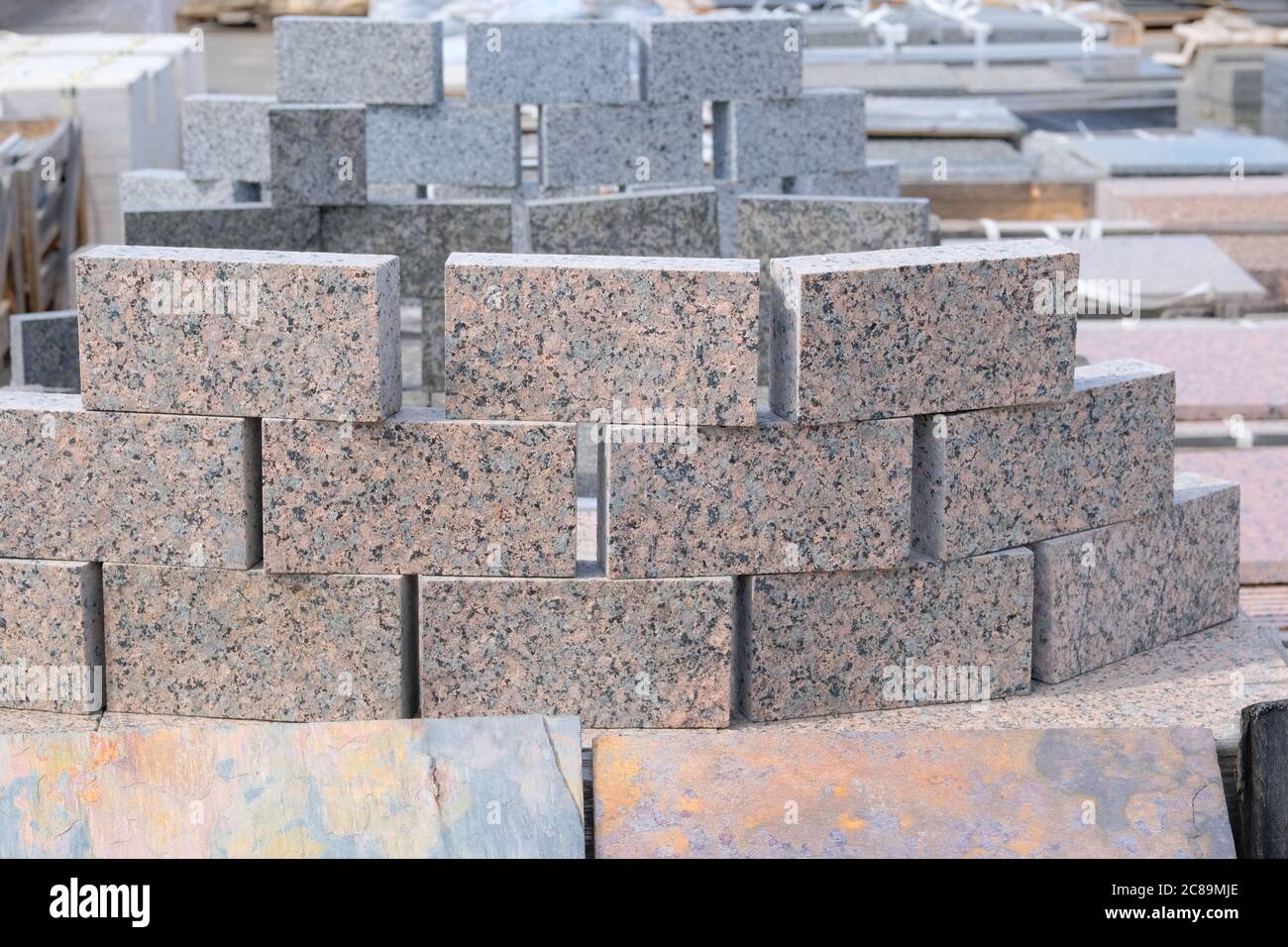 Pietre di granito sono vendute in un negozio di costruzioni. Materiali da costruzione per decorazione e costruzione. Materiali da costruzione. Pavimentazione pietra granito piastrelle fo Foto Stock