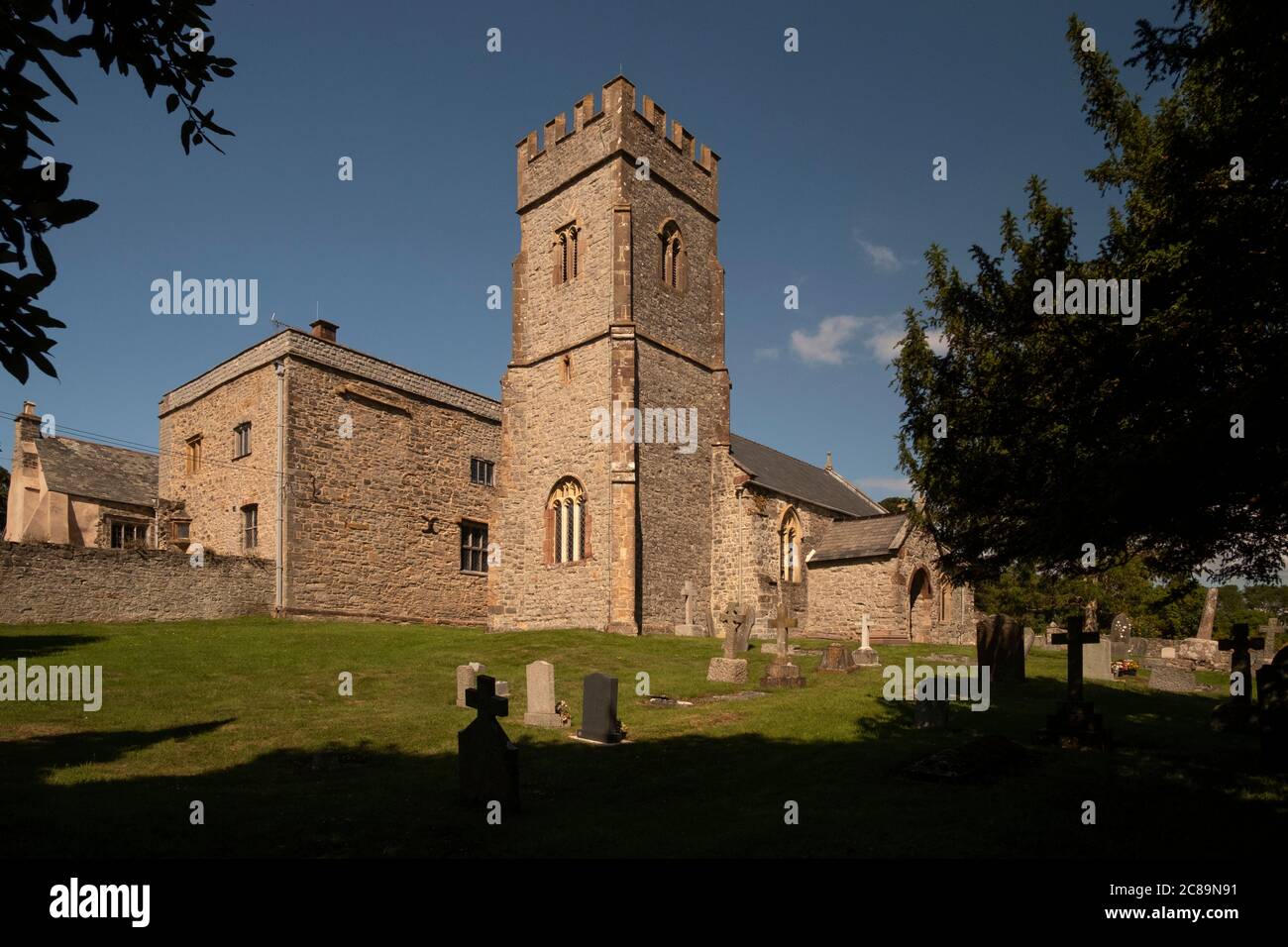 La Beata Vergine Maria Chiesa e Corte Casa, East Quantoxhead, Somerset, Regno Unito Foto Stock