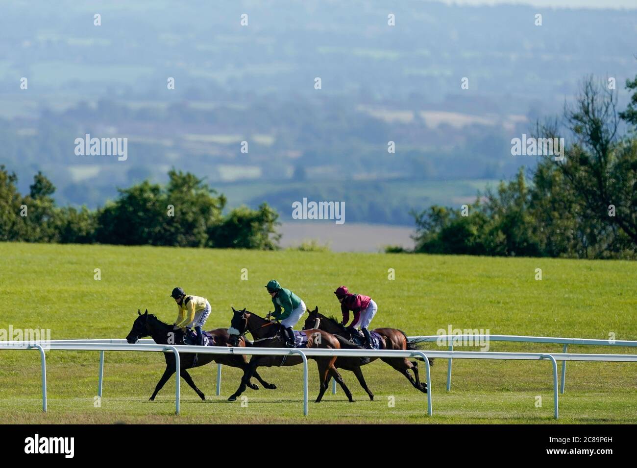 Liam Keniry Riding Hidden Deps (centro) sulla loro strada per vincere il handicap attheraces.com all'ippodromo di Bath. Foto Stock