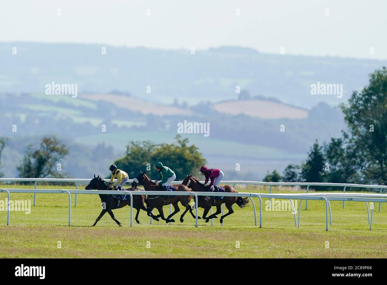 Liam Keniry Riding Hidden Deps (centro) sulla loro strada per vincere il handicap attheraces.com all'ippodromo di Bath. Foto Stock