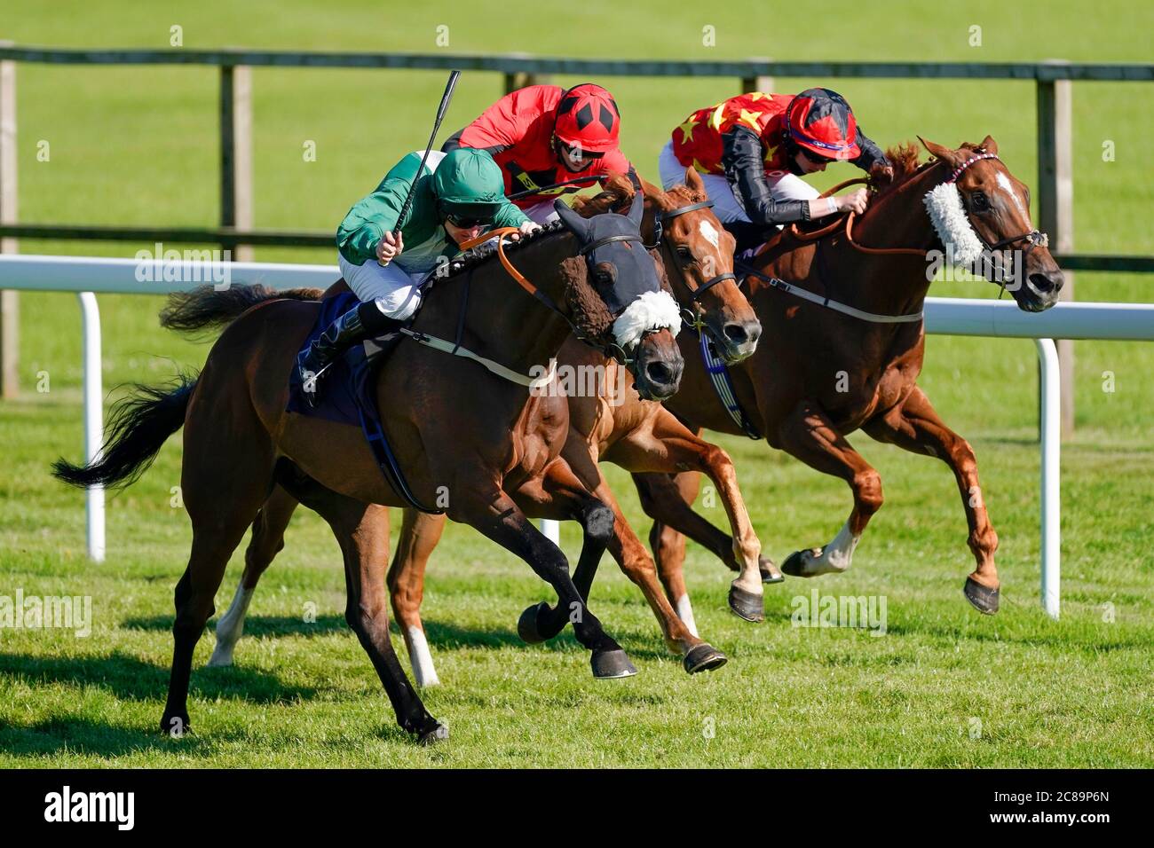 Liam Keniry Riding Hidden Deps (a sinistra) vince il attheraces.com handicap all'ippodromo di Bath. Foto Stock