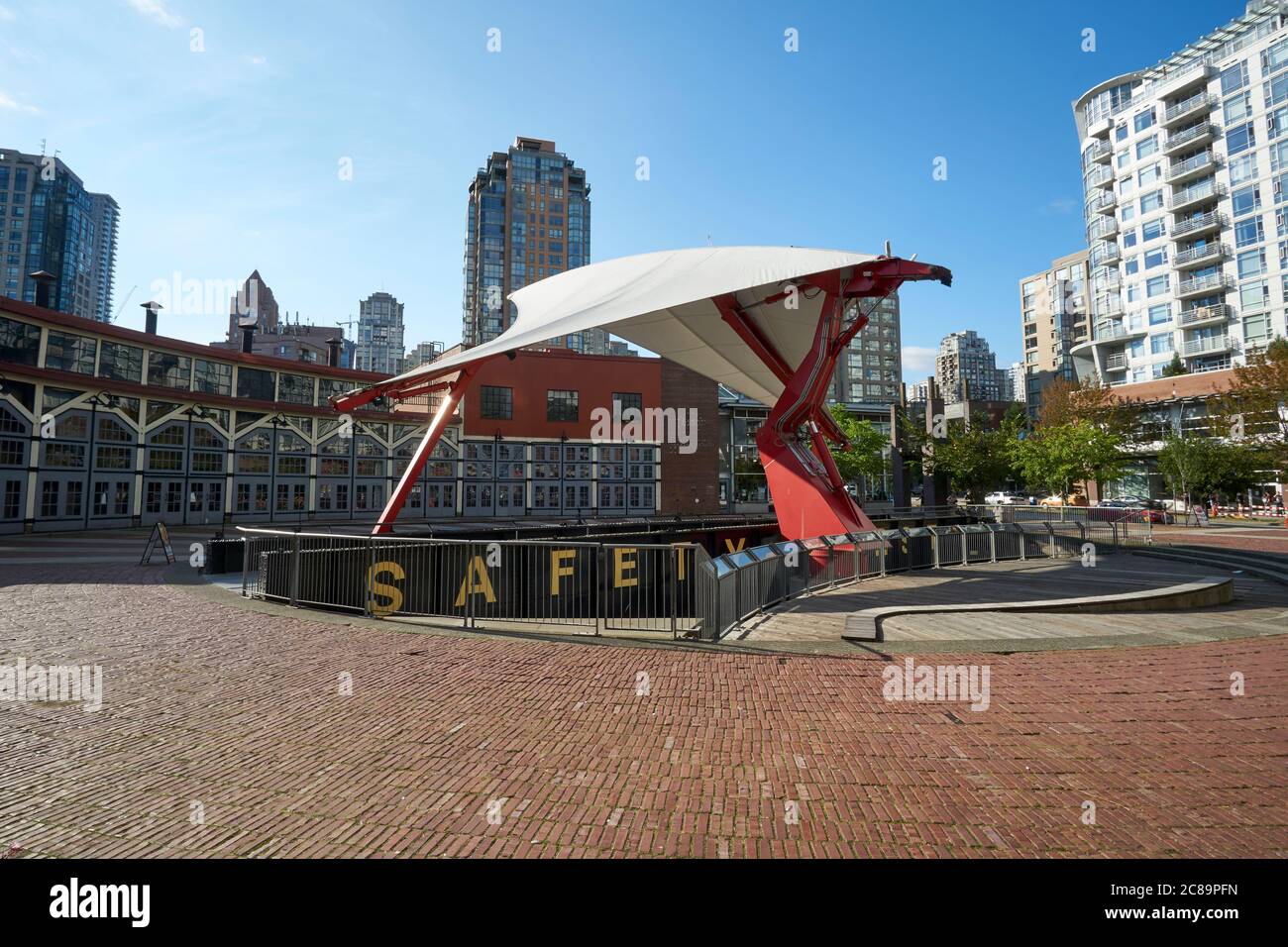 Gru idraulica nel Roundhouse Turntable Plaza a Yaletown, Vancouver, British Columbia, Canada Foto Stock