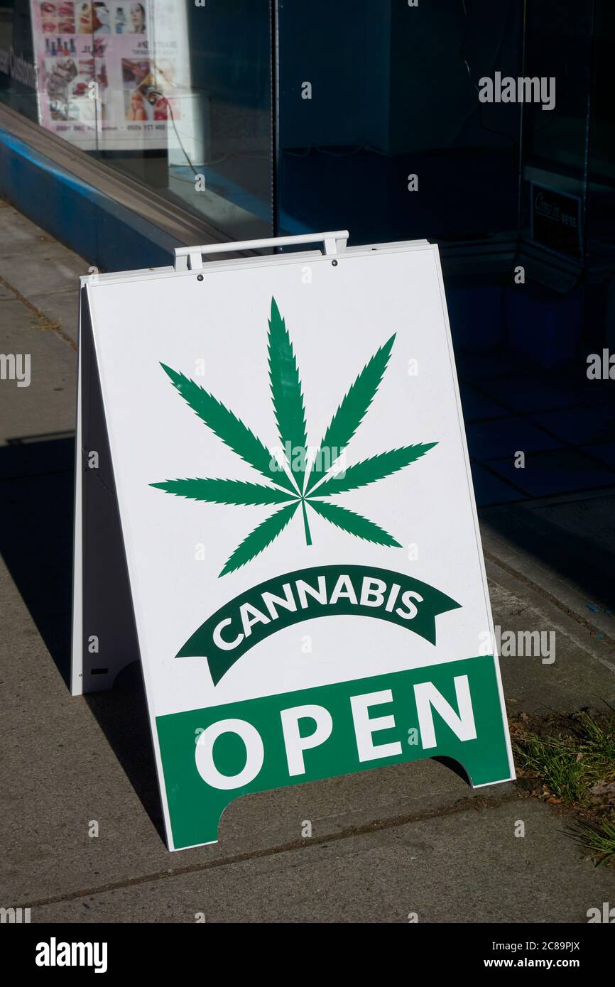 Cartello con scritto "sandwich board" sul marciapiede all'esterno di un negozio di Cannabis a Vancouver, British Columbia, Canada Foto Stock