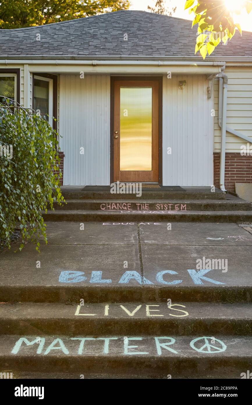 Portland, Oregon, USA - 2 giugno 2020: Il detto 'Black Lives Matter' scritto in gesso davanti a una casa. Foto Stock