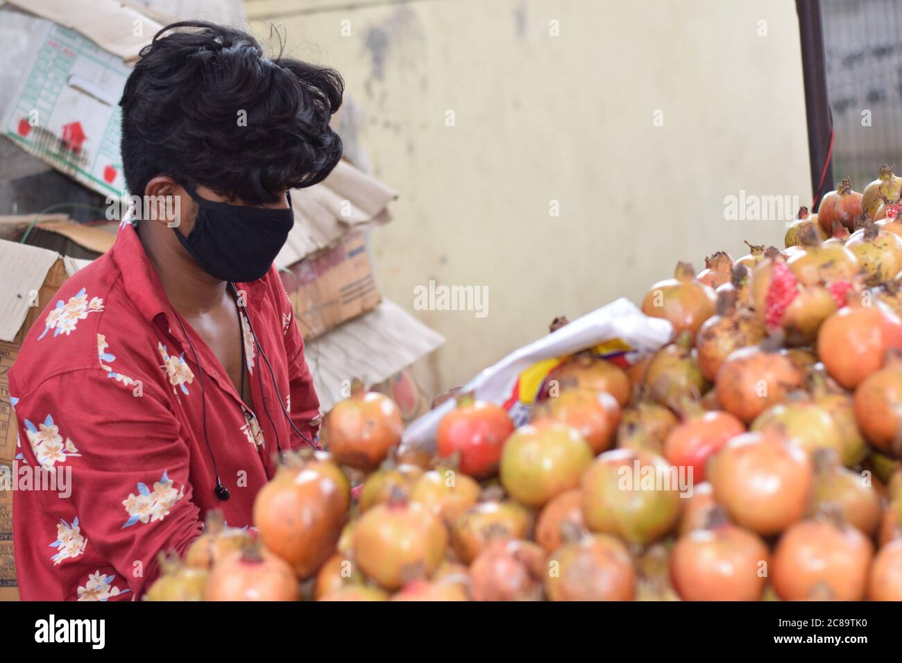 Hyderabad, Telangana, India. luglio-20-2020: Melograno veicolo di frutta a lato della strada, la gente sta facendo il loro lavoro indossando la maschera di faccia, momento pandemico corona Foto Stock