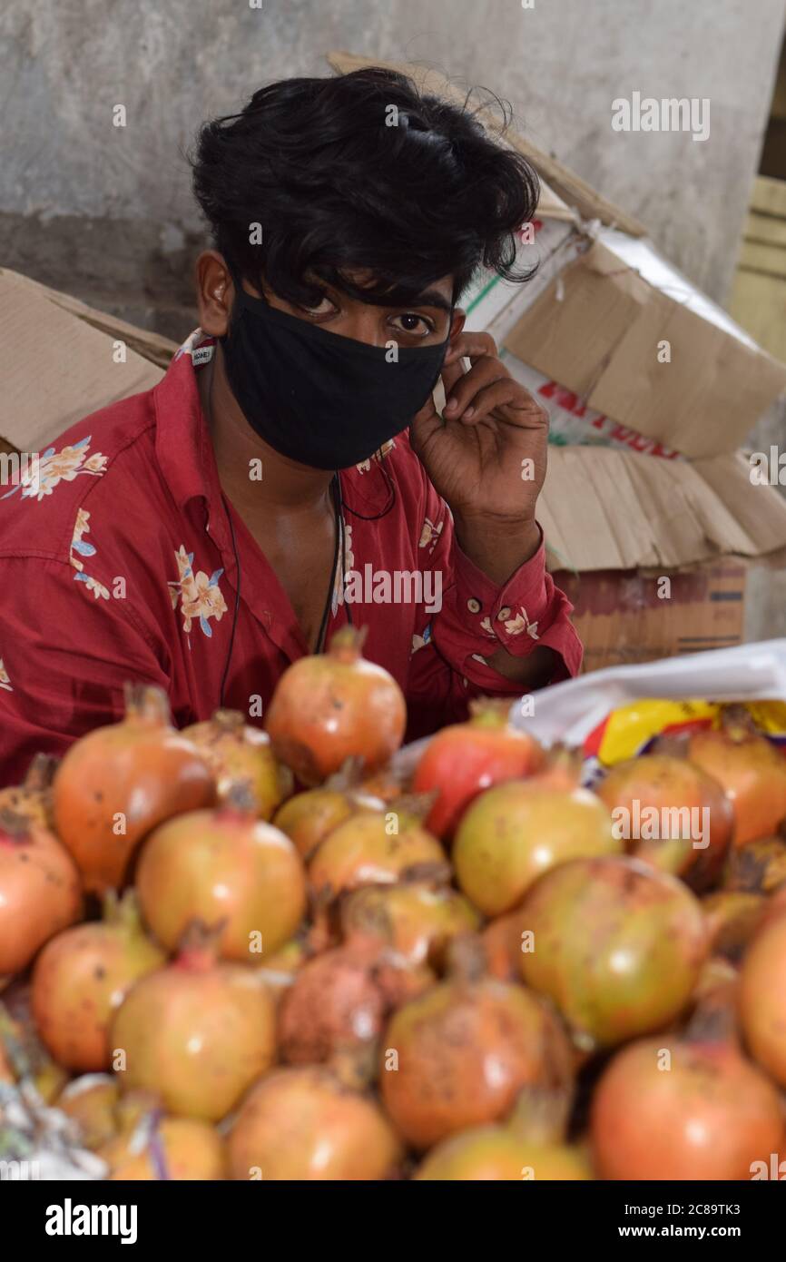 Hyderabad, Telangana, India. luglio-20-2020: Melograno veicolo di frutta a lato della strada, la gente sta facendo il loro lavoro indossando la maschera di faccia, momento pandemico corona Foto Stock