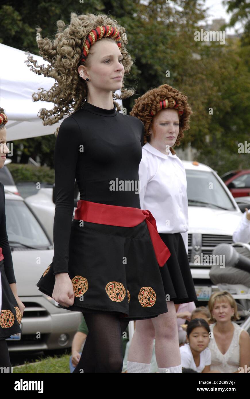 ST. CHARLES, STATI UNITI - 12 settembre 2008: Le ragazze ballano ad un festival irlandese a St. Charles, Missouri Foto Stock ST. CHARLES, STATI UNITI - 12 settembre 2008: Le ragazze ballano ad un festival irlandese a St. Charles, Missouri Foto Stock
