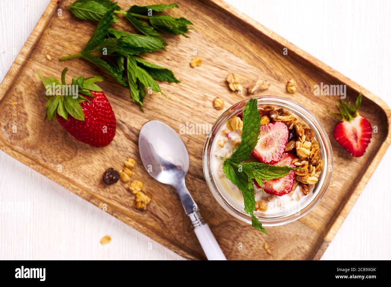 Vassoio di legno con fragole e yogurt dessert Foto Stock