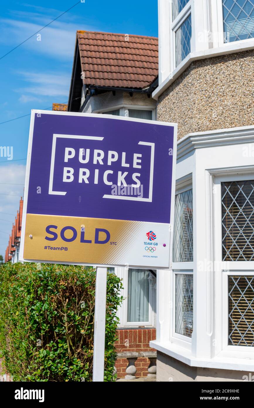 L'agente immobiliare di mattoni viola ha venduto il segno fuori della proprietà in Westcliff sul mare, Southend, Essex, Regno Unito. Sponsorizzazione Team GB Olympics 2020. Tokyo 2020, 2021 Foto Stock