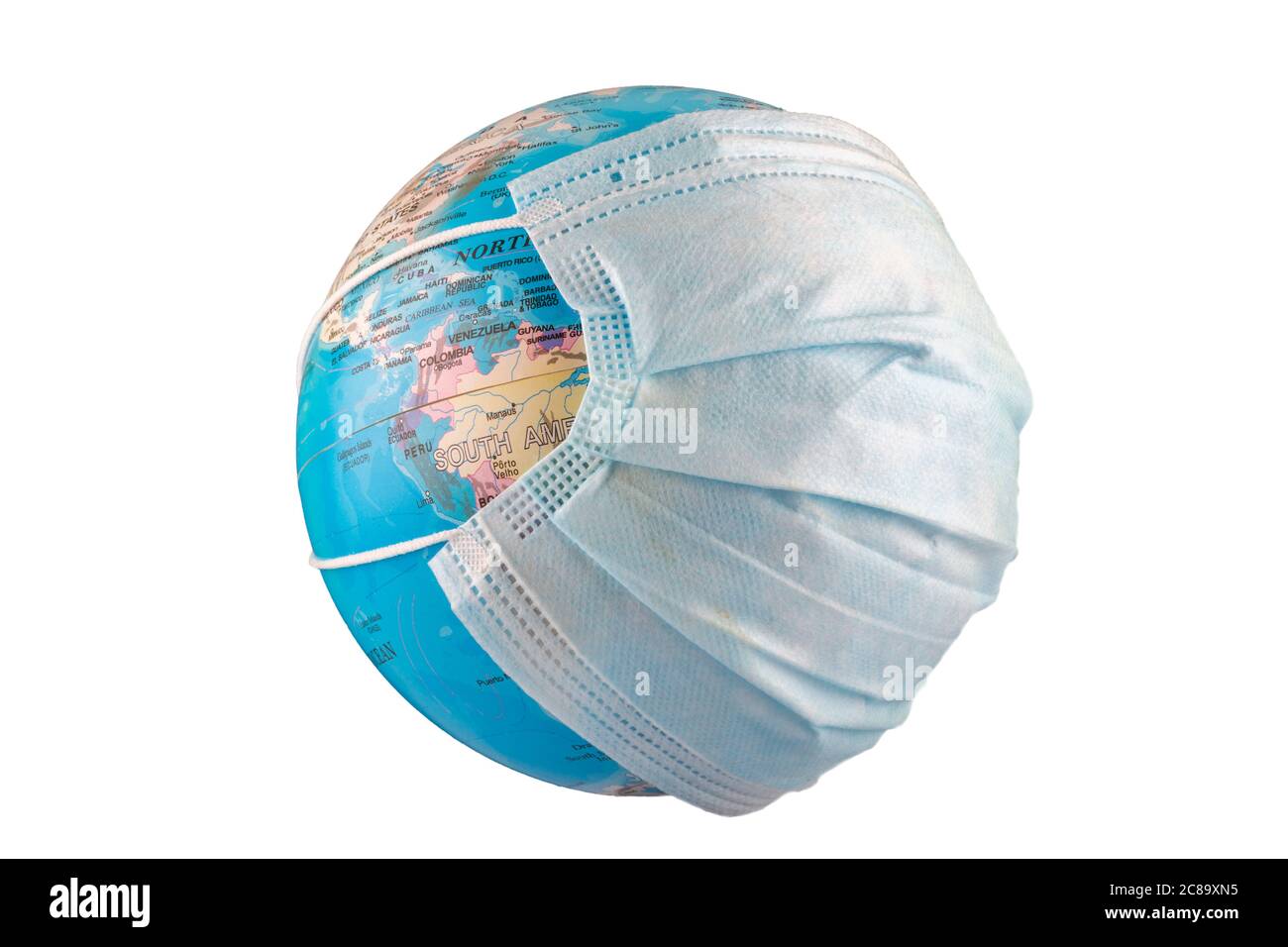 Globo terrestre con maschera chirurgica fluttuante su sfondo bianco Foto Stock