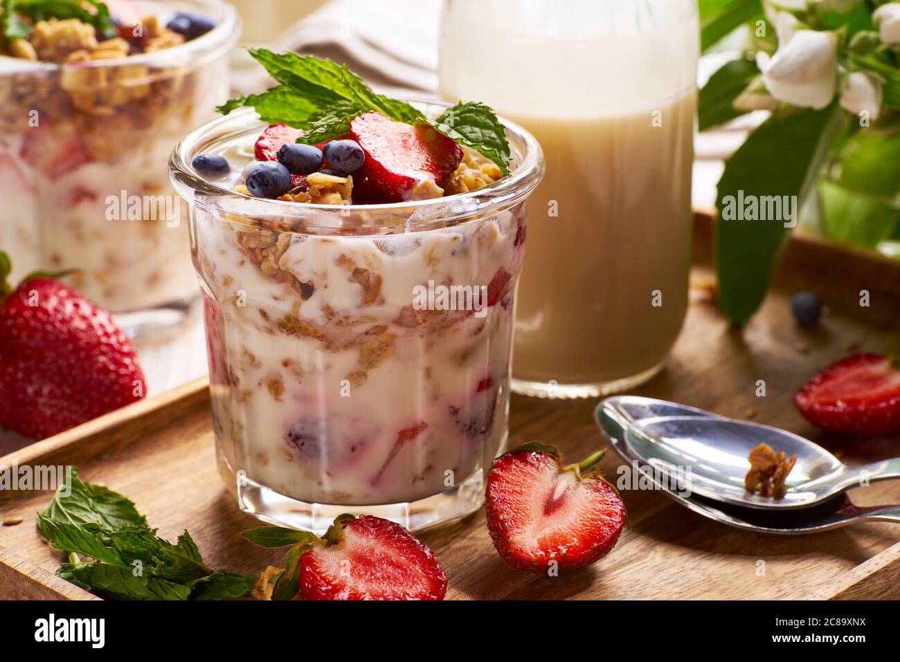 Bicchiere di dessert con fragole yogurt e muesli Foto Stock