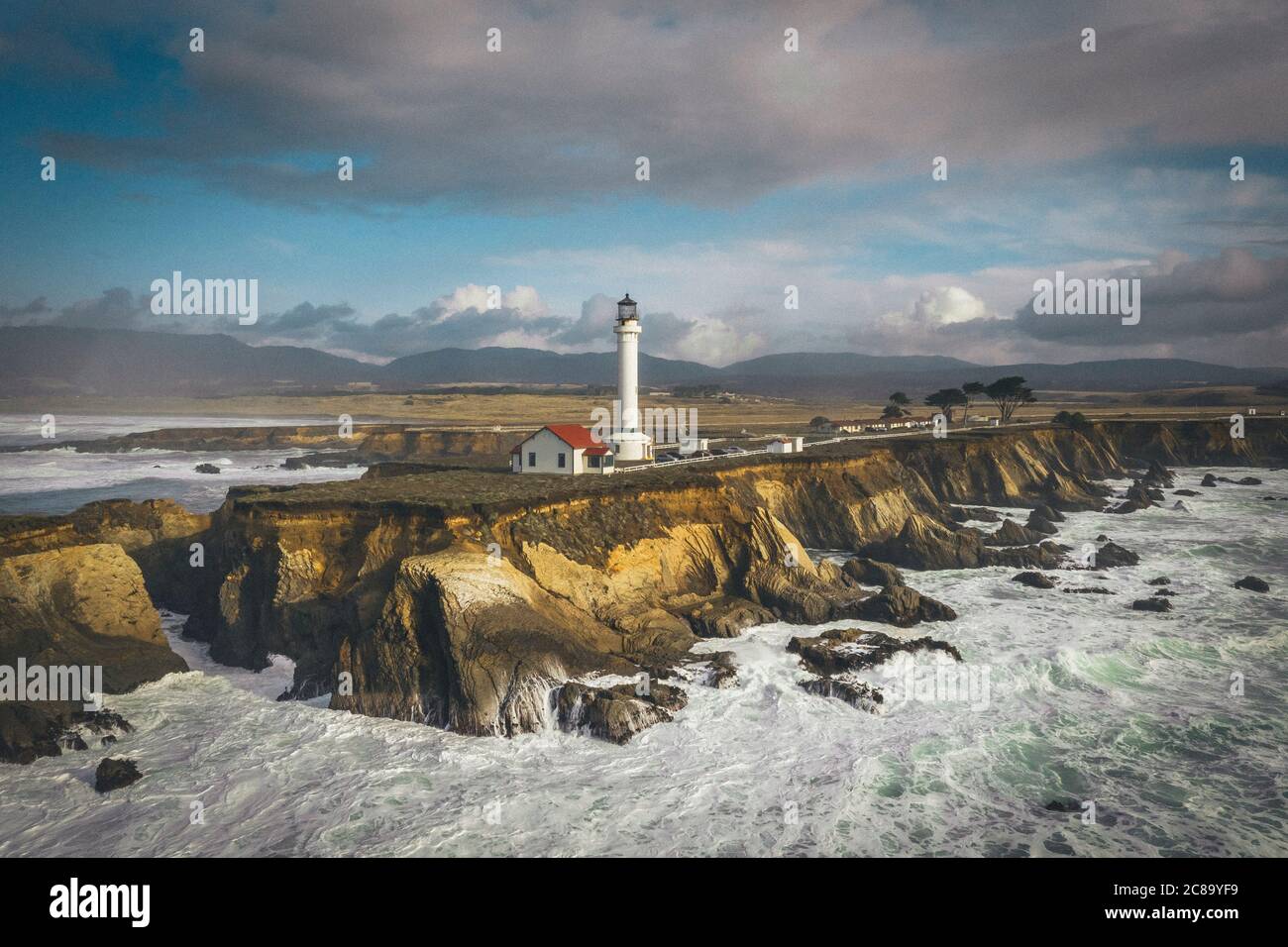 Faro sulla costa del pacifico dall'alto, Point Arena, California Foto Stock