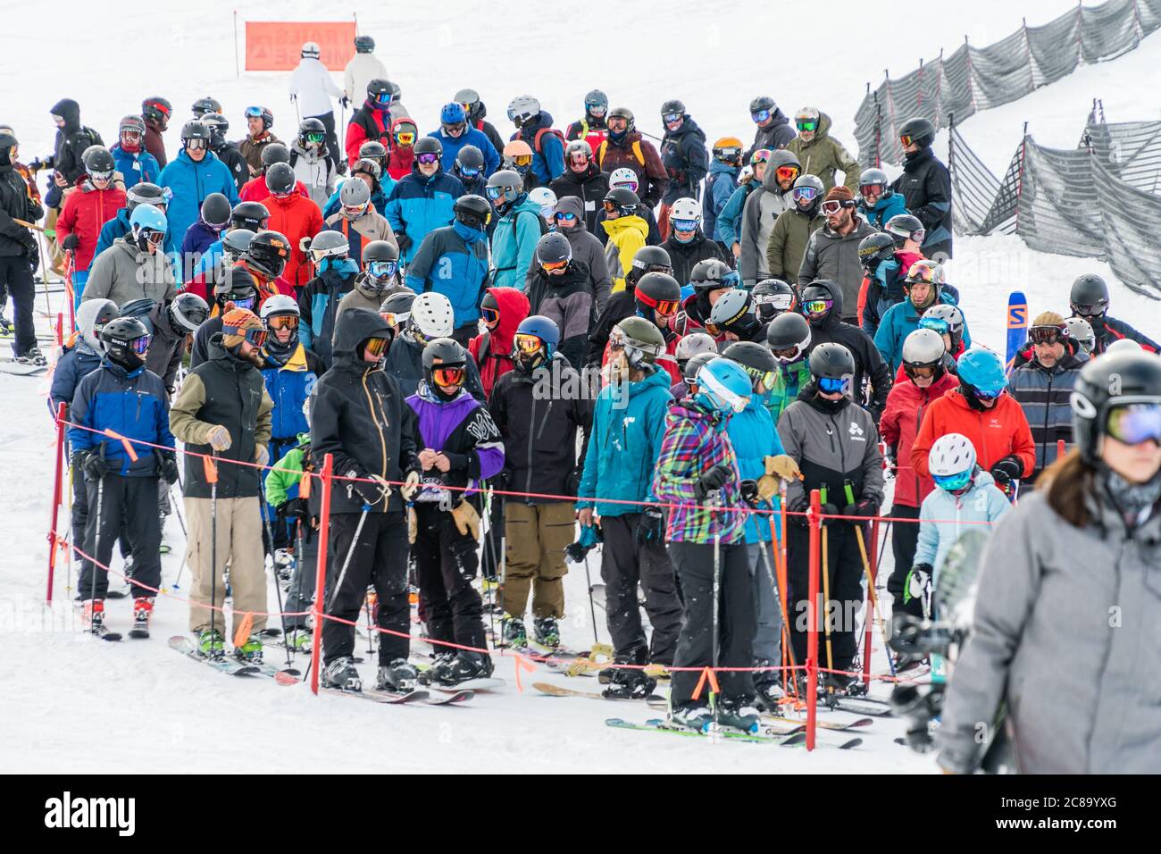 In inverno, in inverno, molti sciatori aspettano in fila per salire a bordo degli impianti di risalita Foto Stock