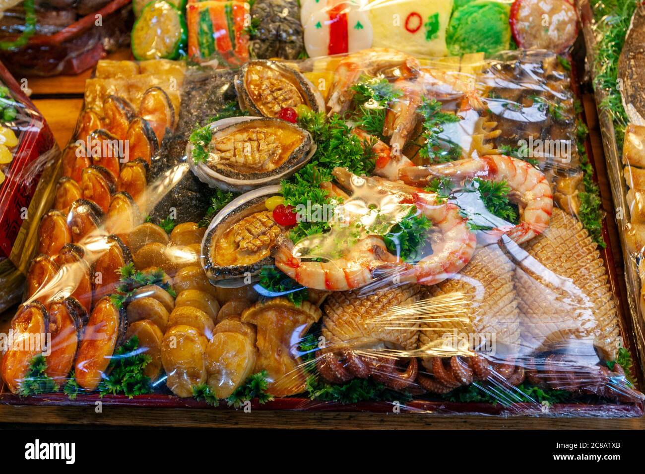 Banco con piatti di pesce preparati nel tradizionale mercato di Seongdong, Gyeongju, Corea del Sud Foto Stock
