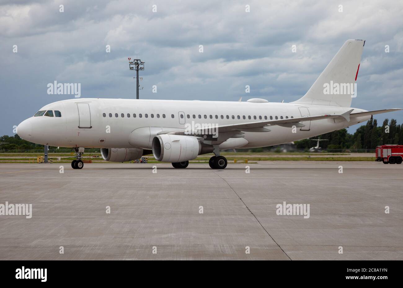 Aereo bianco passeggeri all'aeroporto. Posiziona per il testo. Nuvole cielo. Foto Stock