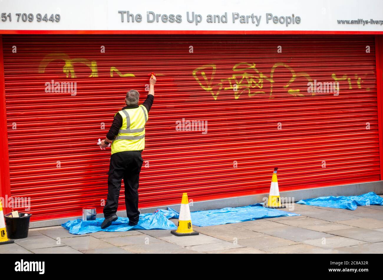 Rimozione di graffiti sull'otturatore di un negozio in Bold Street a Liverpool Foto Stock