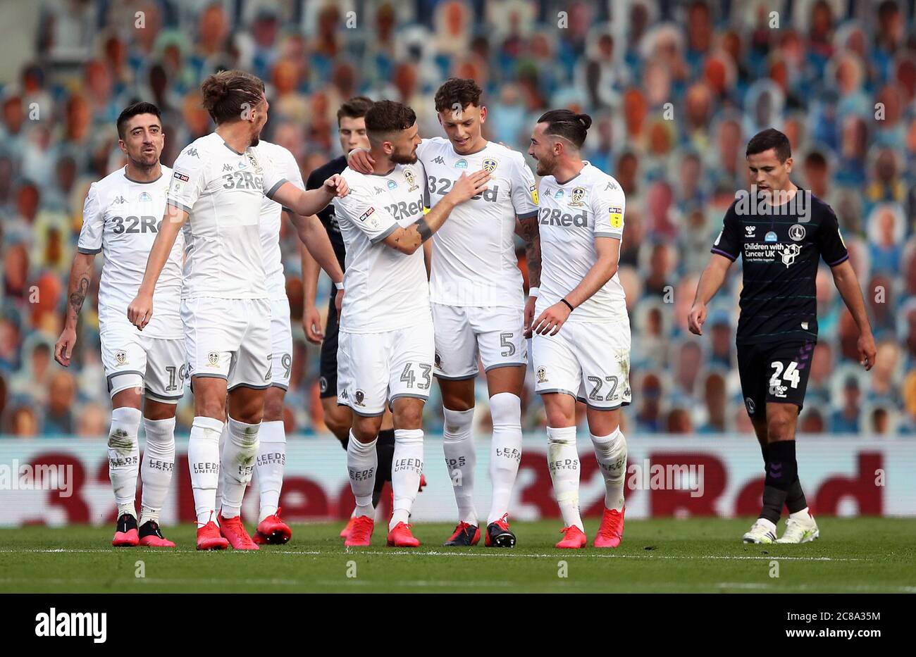 Il ben White (n.5) di Leeds United celebra il primo gol del suo fianco con i suoi compagni di squadra durante la partita del campionato Sky Bet a Elland Road, Leeds. Foto Stock