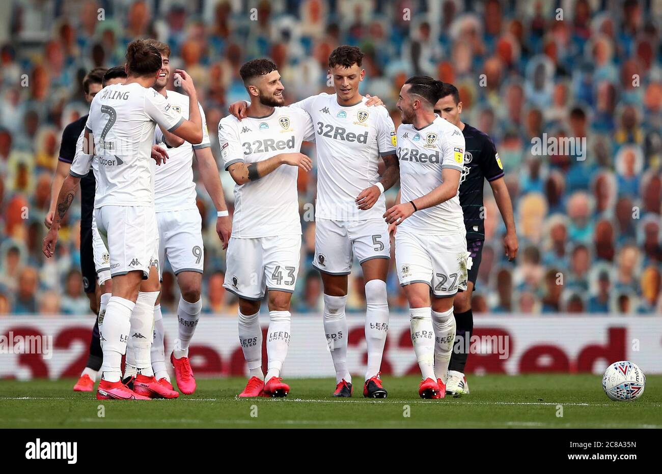 Il ben White (n.5) di Leeds United celebra il primo gol del suo fianco con i suoi compagni di squadra durante la partita del campionato Sky Bet a Elland Road, Leeds. Foto Stock