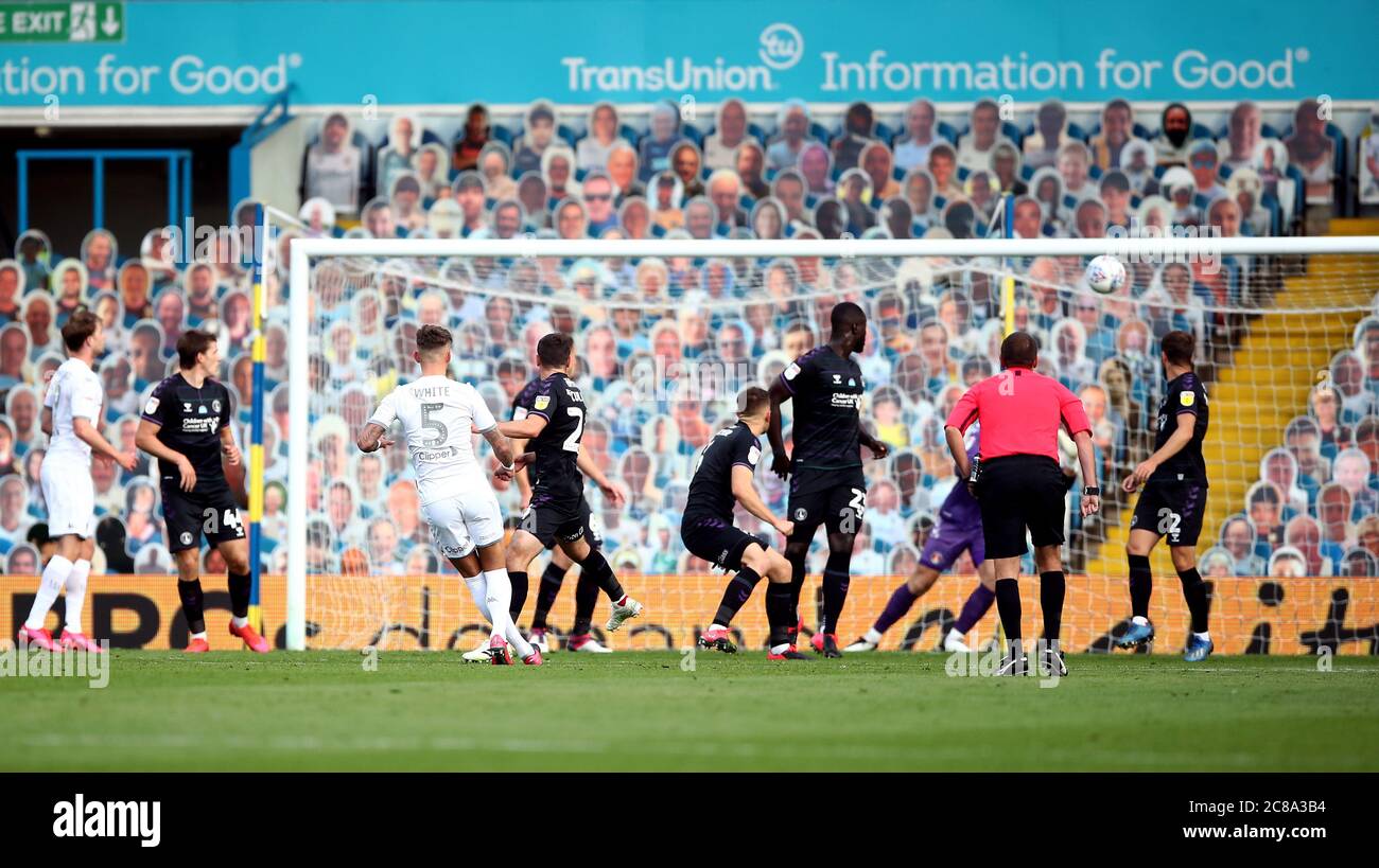 Il ben White di Leeds United segna il primo obiettivo del suo fianco durante la partita del campionato Sky Bet a Elland Road, Leeds. Foto Stock
