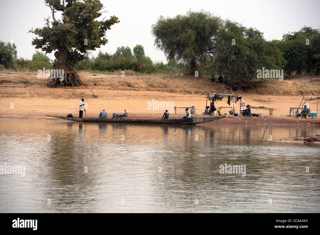 Una piccola barca è usata come traghetto vicino a Djenne, Mali, Africa occidentale. Foto Stock