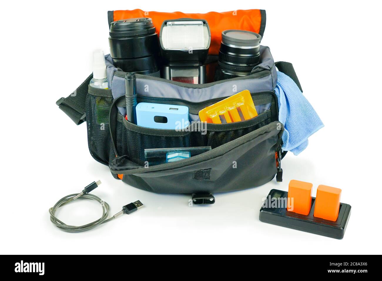 Kit per fotografi, borsa fotografica con accessori e strumenti: Obiettivi, caricabatterie, kit di pulizia, filtro Foto Stock