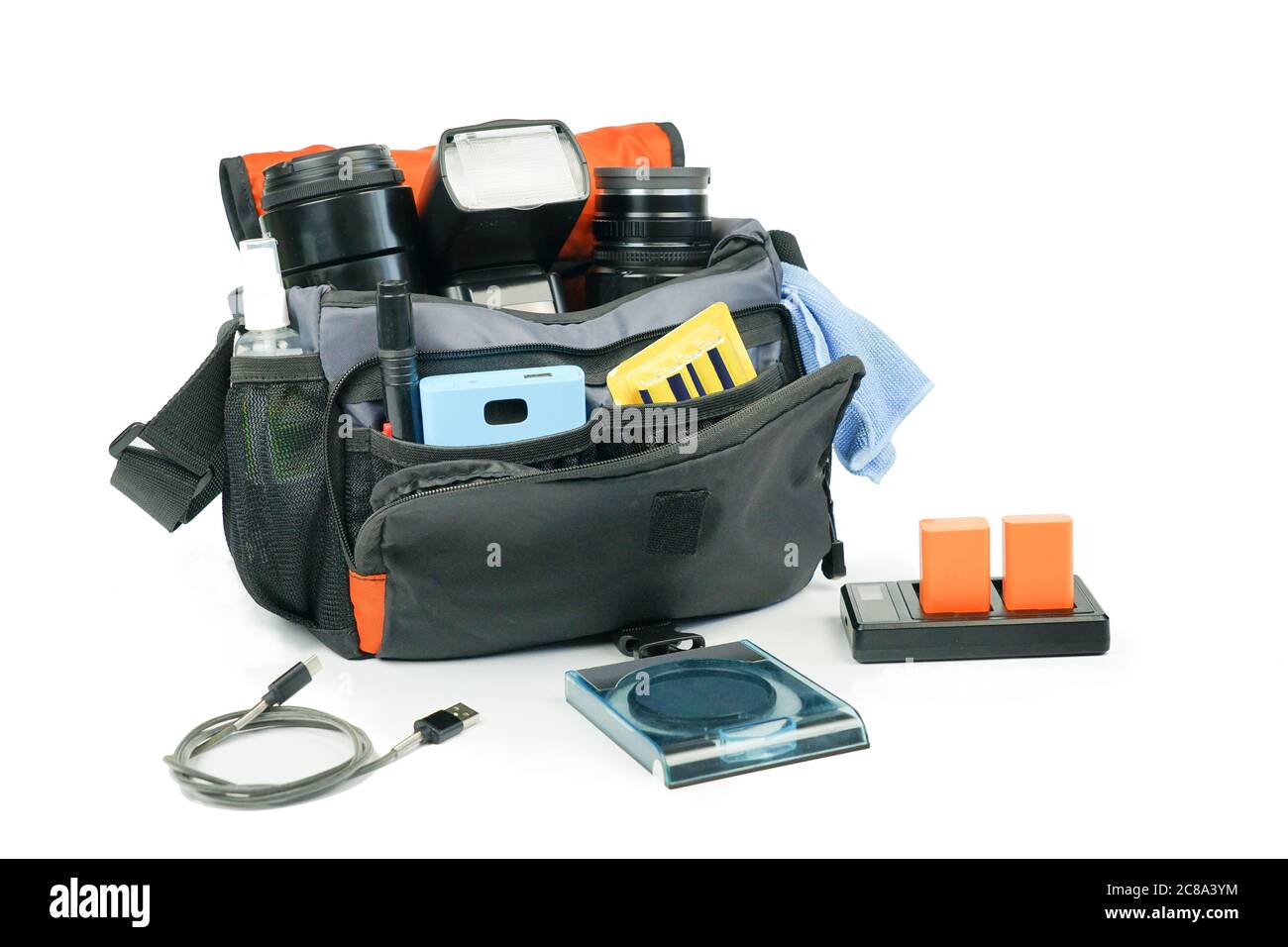 Kit per fotografi, borsa fotografica con accessori e strumenti: Obiettivi, caricabatterie, kit di pulizia, filtro Foto Stock